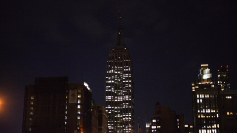 Oscurecen las luces del Empire State Building en el condado de Manhattan, en Nueva York, en honor a las víctimas de Bruselas, 22 de marzo de 2016. REUTERS / Stephanie Keith