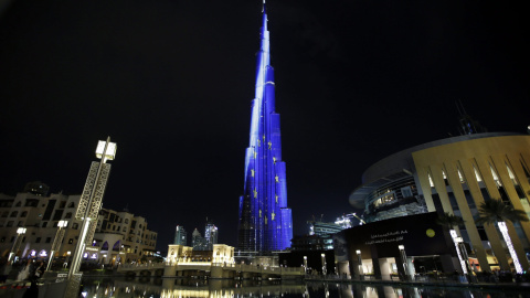 Vista del edificio Burj Khalifa iluminado con los colores de la bandera nacional belga hoy, martes 22 de marzo de 2016, en Dubai (EAU). EFE/ALI HAIDER