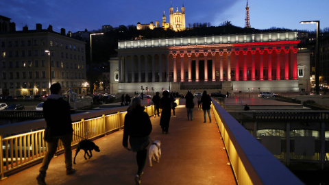 Los colores negro, amarillo y rojo de la bandera belga se proyectan en el palacio de justicia en Lyon, Francia, en homenaje a las víctimas de Bruselas. REUTERS / Robert Pratta