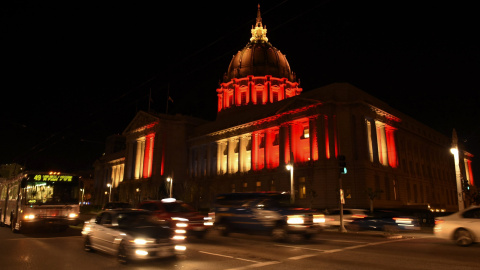 El Ayuntamiento de San Francisco luce los colores de la bandera belga en memoria de las víctimas de los atentados de Bruselas ayer, 22 de marzo de 2016. EFE/John G. Mabanglo