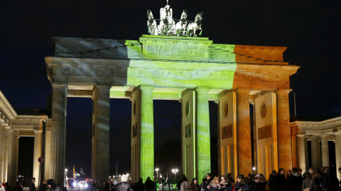 La Puerta de Brandenburgo en Berlín, Alemania, iluminada en color negro, amarillo y rojo, los colores de la bandera belga en homenaje a las víctimas de Bruselas, 22 de marzo de 2016. REUTERS / Fabrizio Bensch