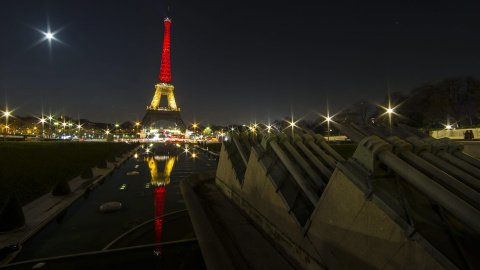 Vista de la torre Eiffel iluminada con los colores de la bandera nacional belga hoy, martes 22 de marzo de 2016, en París (Francia), en honor a las víctimas de los ataques en Bruselas. EFE/IAN LANGSDON