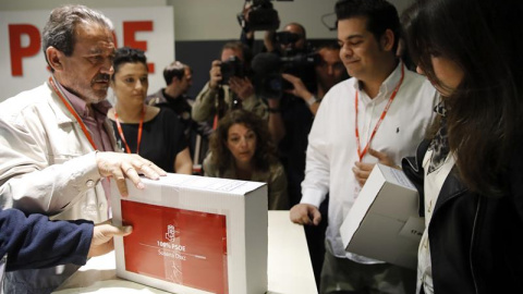El equipo de Susana Díaz, precandidata a las primarias a la Secretaría General del PSOE, encabezado por Nino Torres,d., entrega en la sede socialista de Ferraz los avales otorgados a la candidatura "100 x 100 PSOE ".EFE/Juan Carlos Hidalgo El equipo de Susana Díaz, precandidata a las primarias a la Secretaría General del PSOE, encabezado por Nino Torres,d., entrega en la sede socialista de Ferraz los avales otorgados a la candidatura "100 x 100 PSOE ".EFE/Juan Carlos Hidalgo