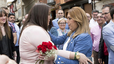 La candidata a la Secretaría General del PSOE, Susana Díaz (d), participa en un encuentro con militantes hoy en la localidad zamorana de Toro. EFE/Mariam A. Montesinos La candidata a la Secretaría General del PSOE, Susana Díaz (d), participa en un encuentro con militantes hoy en la localidad zamorana de Toro. EFE/Mariam A. Montesinos