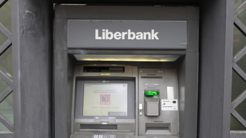 Cajero autómatico de una sucursal del banco Liberbank. E.P. Cajero autómatico de una sucursal del banco Liberbank. E.P.