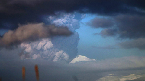 El volcán Pavlof Volcano expulsa ceniza en las Islas de Alaska. REUTERS/Royce Snapp/Alaska Volcano Observatory/Handout