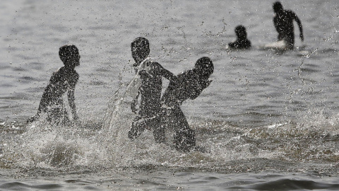 Unos jóvenes se dan un baño en un estanque de Nueva Delhi, India. REUTERS/Anindito Mukherjee
