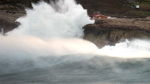 Una ola rompe en los acantilados de Cuchia, en Cantabria, que se encuentra en alerta por fenómenos costeros adversos y fuertes vientos. EFE/Pedro Puente Hoyos