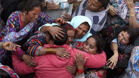 Varias personas lloran durante el funeral en honor a una víctima del ataque suicida del parque Gulshan Iqbal, en Lahore, Pakistán. EFE/Rahat Dar