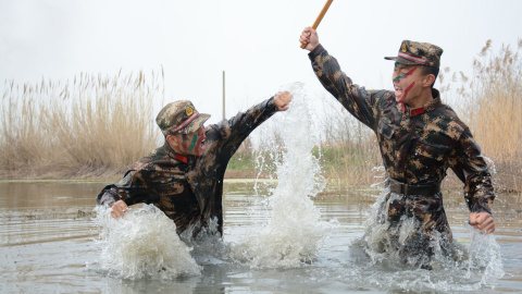 Policías paramilitares especiales asisten a una sesión de entrenamiento en Chuzhou, China. REUTERS/Stringer