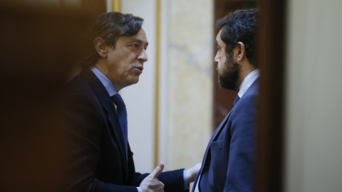 El portavoz del grupo popular, Rafael Hernando, habla con el secretario general del grupo de Ciudadanos, Miguel Gutiérrez, en el Congreso. EFE/Fernando Alvarado El portavoz del grupo popular, Rafael Hernando, habla con el secretario general del grupo de Ciudadanos, Miguel Gutiérrez, en el Congreso. EFE/Fernando Alvarado