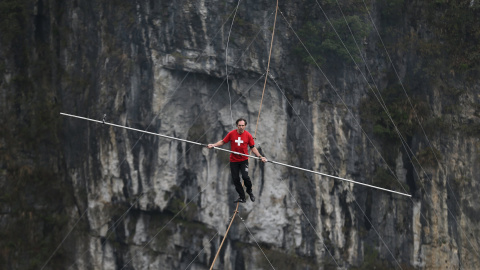 El suizo Freddy Nock camina sobre una cuerda floja durante una competición en el condado de Wulong, Chongqing, China. REUTERS/China Daily