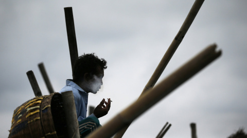 Un hombre fuma un cigarro en una humilde zona del norte de Jakarta, Indonesia. REUTERS/Beawiharta