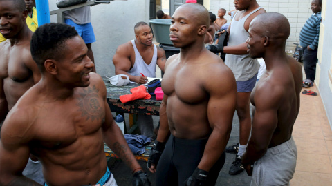 Sesión en gym en el municipio de Alexandra, Johannesburgo (Sudáfrica). REUTERS/Siphiwe Sibeko