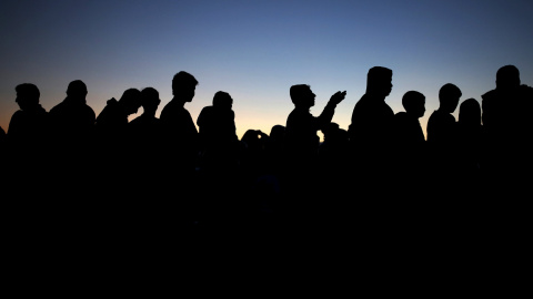 Los refugiados hacen cola para recoger la comida, Grecia. REUTERS/Marko Djurica