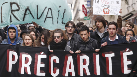 Universitarios franceses asisten a una manifestación en contra de la propuesta de la legislación laboral francesa. REUTERS