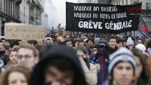 Universitarios franceses asisten a una manifestación en contra de la propuesta de la legislación laboral francesa. REUTERS