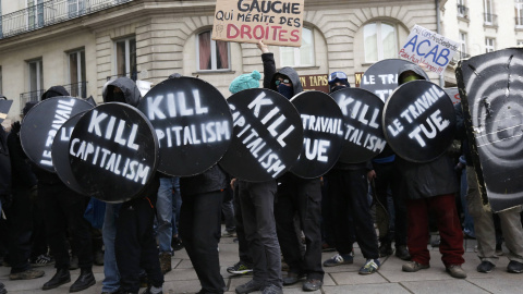 Universitarios franceses asisten a una manifestación en contra de la propuesta de la legislación laboral francesa. REUTERS