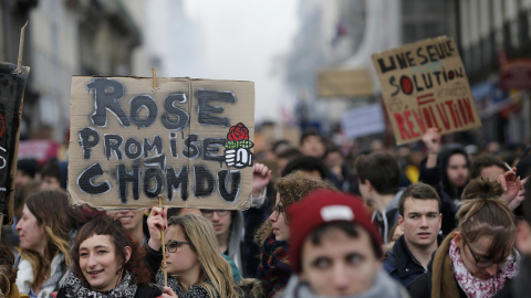 Universitarios franceses asisten a una manifestación en contra de la propuesta de la legislación laboral francesa. REUTERS