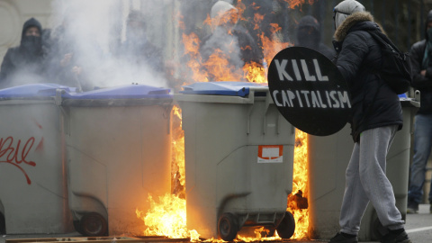 Varios manifestantes enmascarados queman contenedores de basura durante una manifestación en contra de la reforma laboral francesa en Nantes, Francia. REUTERS / Stephane Mahe