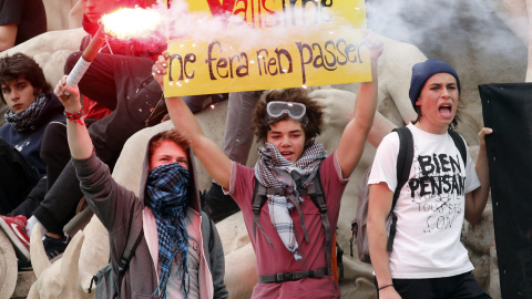 Estudiantes franceses asisten a una manifestación en contra de reforma laboral francés en Marsella, Francia. REUTERS