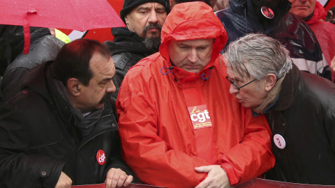 Jean Claude Mailly (d), el secretario general del sindicato francés Fuerza Obrera (FO) se inclina a hablar al dirigente sindical de la CGT Philippe Martínez (izq) durante una manifestación de empleados y de estudiantes en contra de la propu