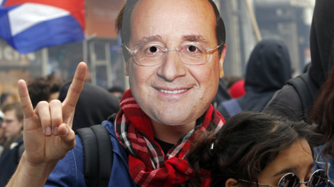 Un manifestante lleva una careta de Hollande en la protesta en contra de reforma laboral propuesta por el presidente francés, en Marsella. REUTERS