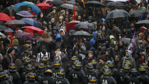Los estudiantes franceses se enfrentan con los antidisturbios ​​durante una manifestación en contra de la reforma laboral en París, Francia./ REUTERS / Christian Hartmann