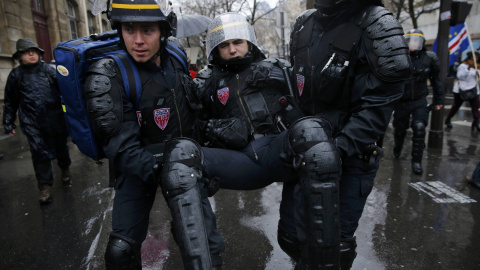Los antidisturbios sacan a un compañero de la manifestación en París, durante los enfrentamientos con los estudiantes y obreros./REUTERS