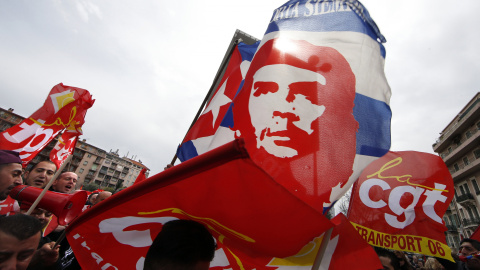 Banderas de CGT que muestran un retrato del Che Guevara durante una manifestación en contra de la reforma laboral francesa en Niza, Francia./ REUTERS / Eric Gaillard
