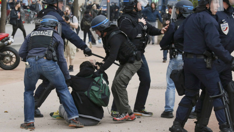 Los antidisturbios detienen a un joven durante los enfrentamientos en una manifestación de empleados y estudiantes en contra de la reforma laboral francesa en Lyon, Francia. REUTERS / Robert Pratta