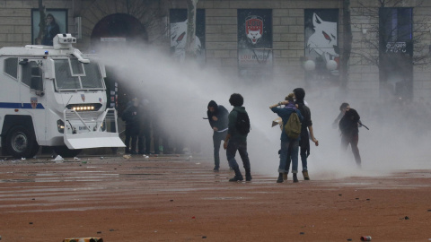 La policía francesa dirige un cañón de agua hacia los jóvenes durante una manifestación en contra de la reforma laboral francesa en Lyon, Francia. REUTERS / Robert Pratta