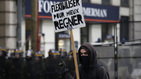 Un joven sostiene una pancarta cerca de los antidisturbios durante una manifestación en contra de la reforma laboral francesa en Lille, Francia. REUTERS / Pascal Rossignol