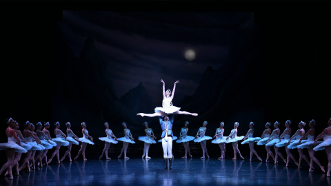 Los artistas realizan el ensayo general de la producción del Ballet de Australia del lago de los cisnes en el teatro de la ópera de Sydney en Sydney./AFP