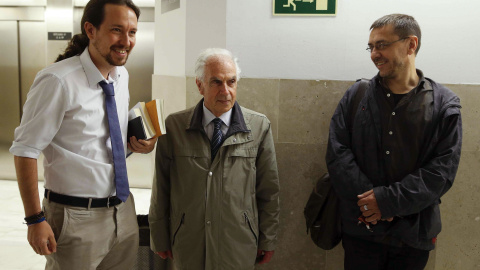 El secretario general de Podemos, Pablo Iglesias, junto al filósofo y senador del Partido Democrático italiano Mario Tronti, y el cofundador y exdirigente de Podemos, Juan Carlos Monedero, momentos antes del coloquio 'De Tangentopoli a la T El secretario general de Podemos, Pablo Iglesias, junto al filósofo y senador del Partido Democrático italiano Mario Tronti, y el cofundador y exdirigente de Podemos, Juan Carlos Monedero, momentos antes del coloquio 'De Tangentopoli a la T