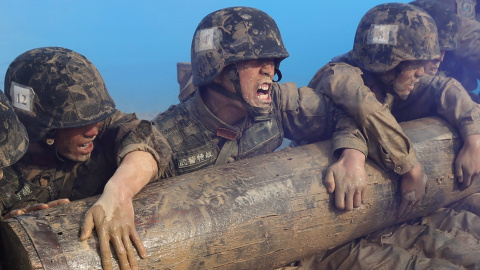 Policías paramilitares especiales practican durante el entrenamiento en las afueras de Pekín, en China. REUTERS/China Daily