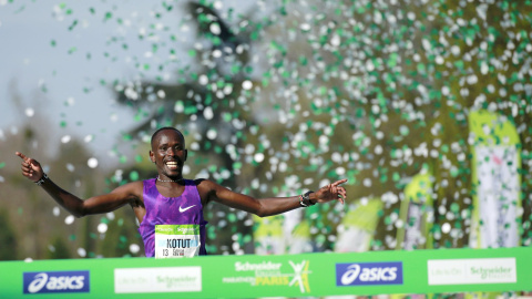El ganador masculino Cipriano Kotut, de Kenia, en el momento de cruzar la línea de meta en París. REUTERS/Benoit Tessier