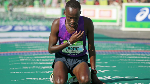 Cyprian Kotut tras cruzar la línea de meta. REUTERS/Benoit Tessier