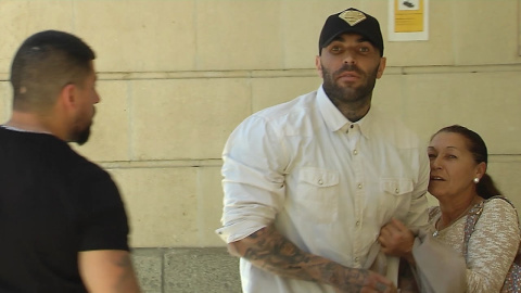 Manuel Herra, junto a su madre, a la salida de los juzgados de Sevilla.- EUROPA PRESS Manuel Herra, junto a su madre, a la salida de los juzgados de Sevilla.- EUROPA PRESS