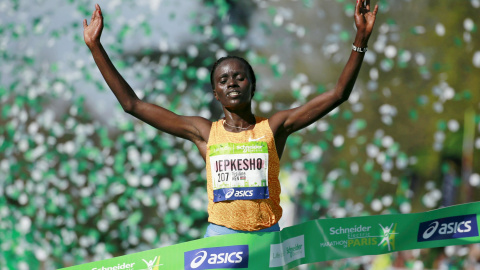 La keniata Visiline Jepkesho cruza la línea de meta y se proclama vencedora de la prueba femenina del 40º maratón de París. REUTERS/Benoit Tessier