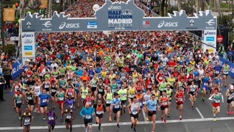Unos 23.000 corredores han tomado este domingo la salida de la XVI edición del Medio Maratón Villa de Madrid. EFE/Juan Carlos Hidalgo