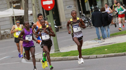 Cabeza de carrera del Medio Maratón Villa de Madrid, que ha obligado a cortar la circulación en diferentes calles de los distritos de Retiro, Salamanca, Chamartín, Tetuán y Chamberí. EFE/Víctor Lerena