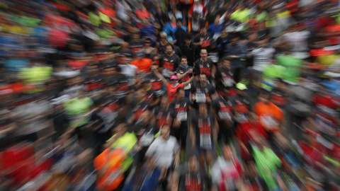 Unos 23.000 corredores han tomado hoy la salida de la XVI edición del Medio Maratón Villa de Madrid, que ha comenzado a las 9.00 horas en el paseo del Prado -entre Atocha y Neptuno- y ha obligado a cortar la circulación en diferentes calles