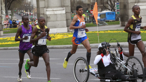 Cabeza de carrera de la XVI edición del Medio Maratón Villa de Madrid, en la que participan unos 23.000 corredores entre el paseo del Prado y el parque del Retiro y ha obligado a cortar la circulación en diferentes calles de los distritos d