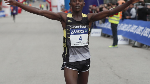 Dos meses después de ganar el medio maratón de Santa Pola, el keniano Morris Gachaga se ha impuesto en el ASICS Medio Maratón de Madrid con una marca de 1h02:40, lejos del récord de la prueba madrileña. EFE/Juan Carlos Hidalgo