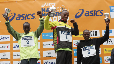 Los kenianos Morris Gachaga (c), John Kipsang Lotiang (i) y Philip Koech en el podio tras conseguir el primero, segundo y tercer puesto, respectivamente, en el ASICS Medio Maratón de Madrid. EFE/Juan Carlos Hidalgo
