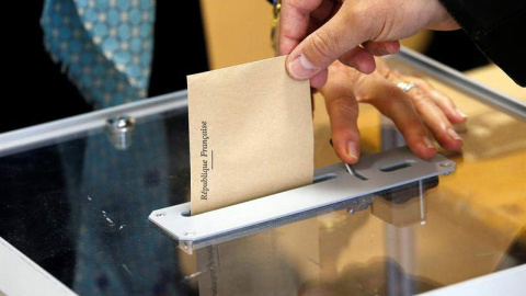Un ciudadano vota en las elecciones francesas. | EFE Un ciudadano vota en las elecciones francesas. | EFE