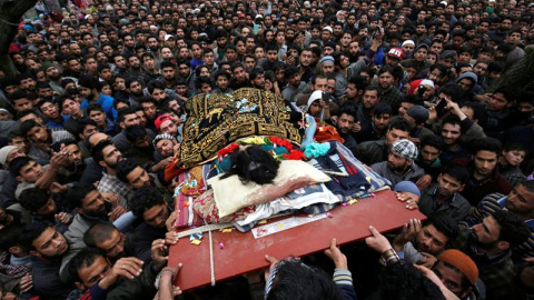 Cachemires portan el cadáver del supuesto rebelde Bilal Ahmed Bhat durante su multitudinario funeral en la población de Karimabad, al sur de Srinagar, capital estival de la Cachemira controlada por la India. EFE/Farooq Khan