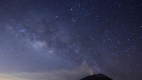 Vista general del volcan Popocatepetl que muestra una aparente calma, desde Paso de Cortés en el estado de Puebla (México). EFE/Francisco Guasco