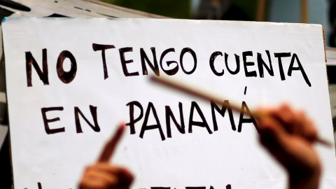 Cartel en una protesta contra los despidos frente al Ministerio de Trabajo en Buenos Aires. REUTERS/Marcos Brindicci